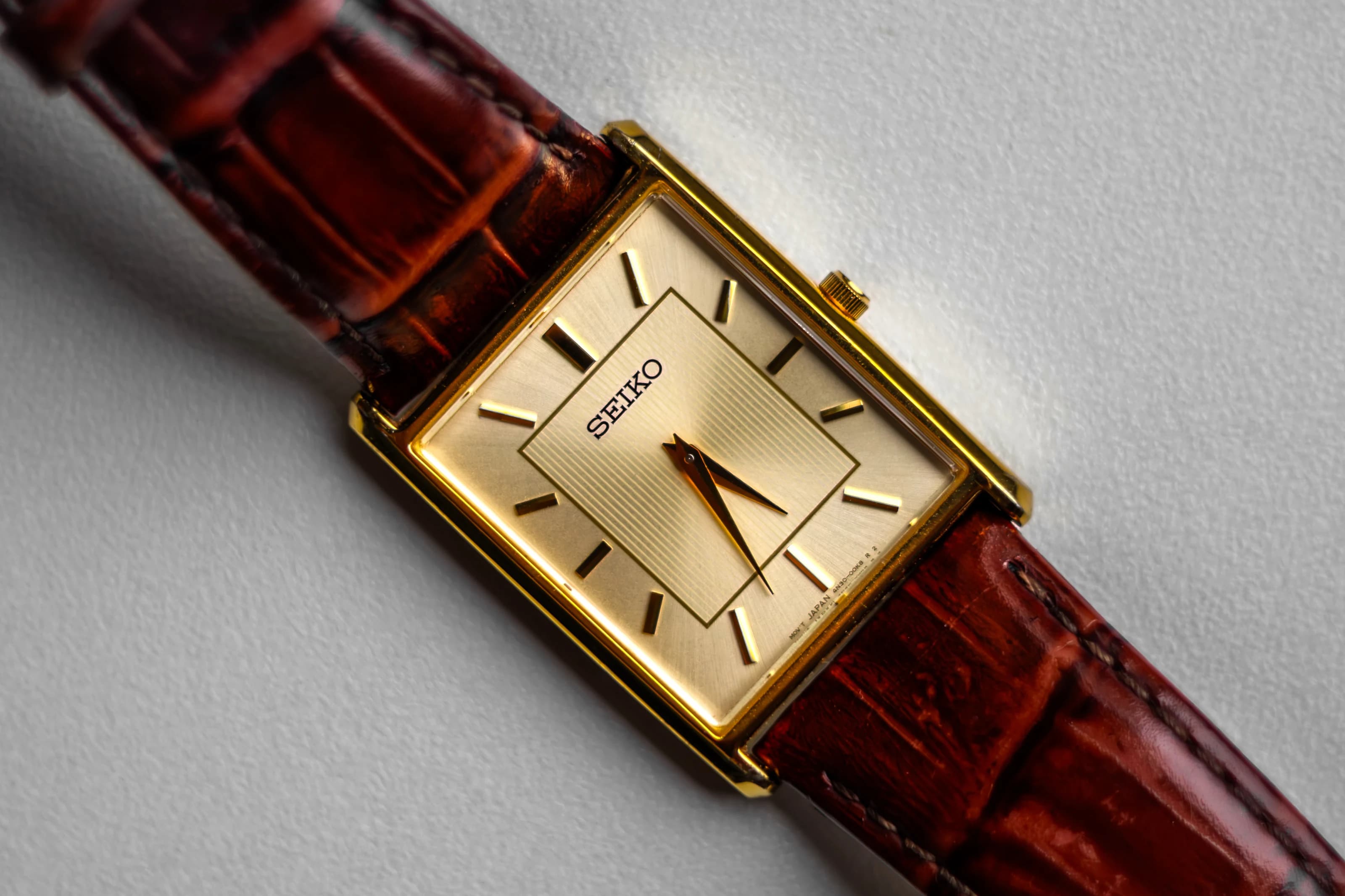 Диагонален златист часовник Seiko Vintage с кафява кожена каишка