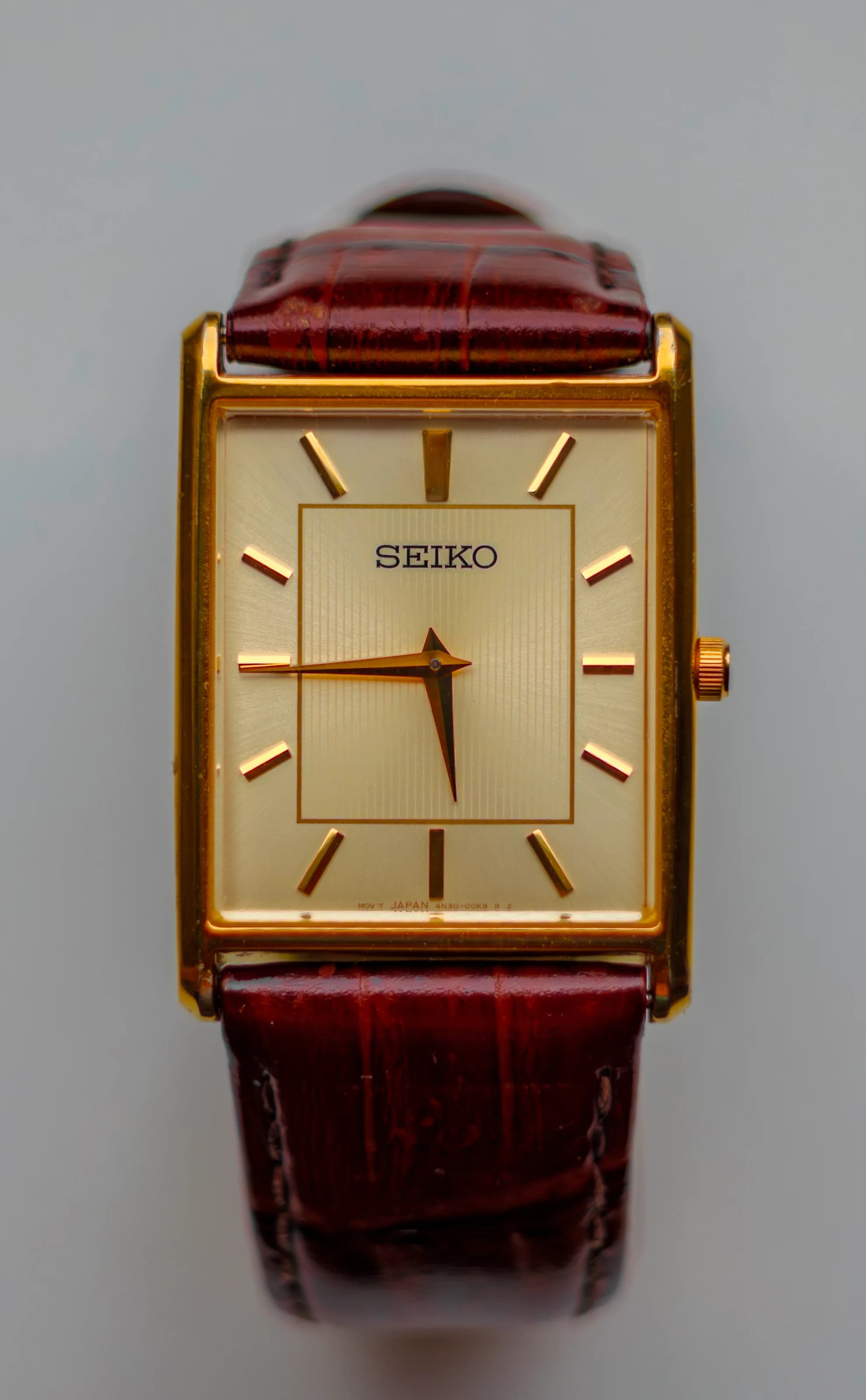 Златист правоъгълен часовник Seiko Vintage с кафява кожена каишка